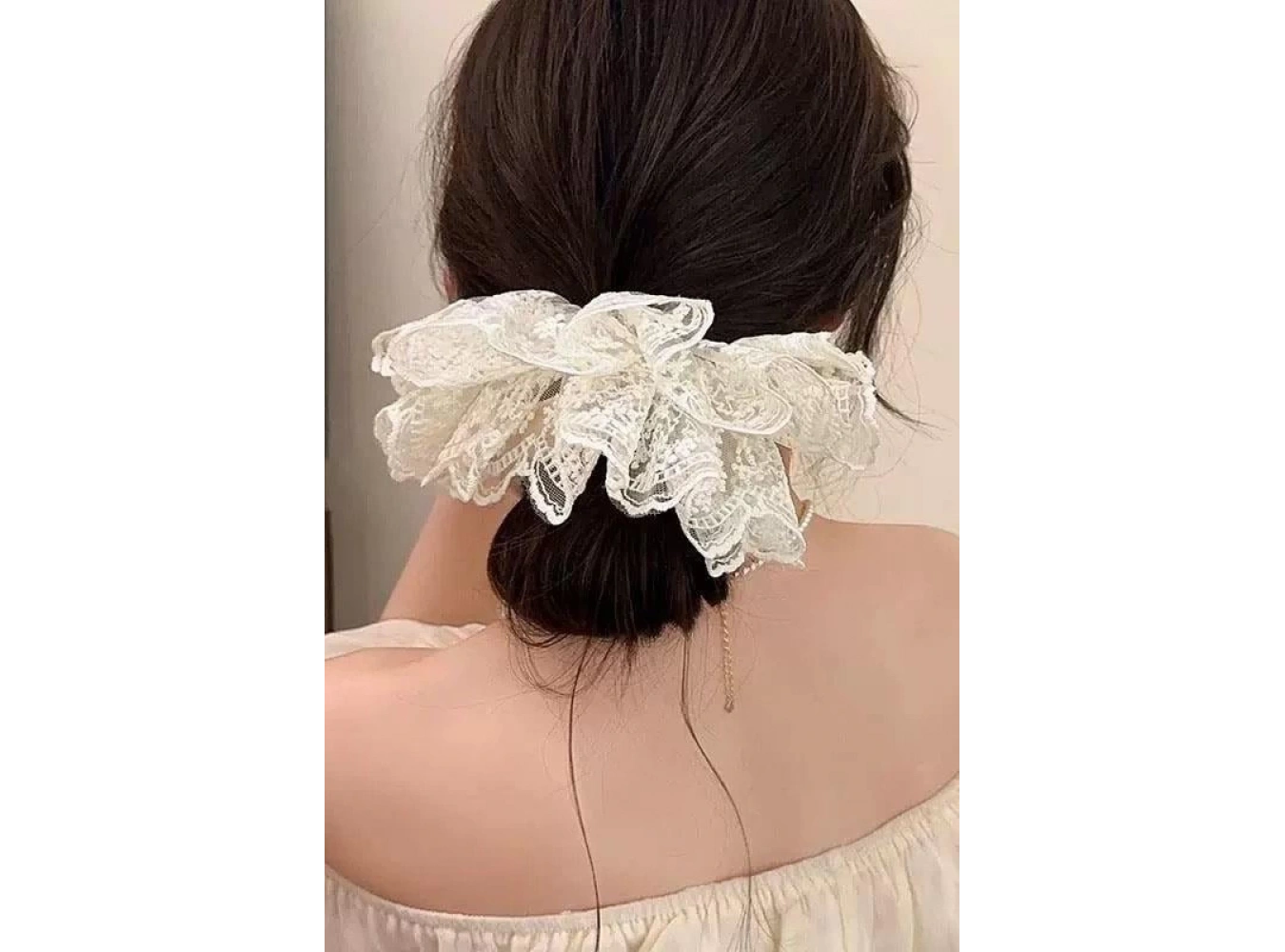 Krem Renk Dantel Detaylı Simit Toka