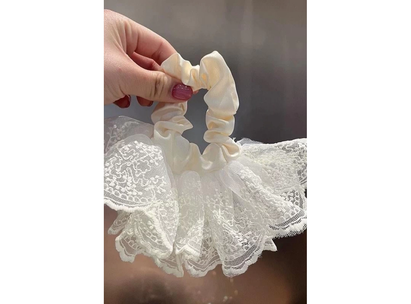 Krem Renk Dantel Detaylı Simit Toka