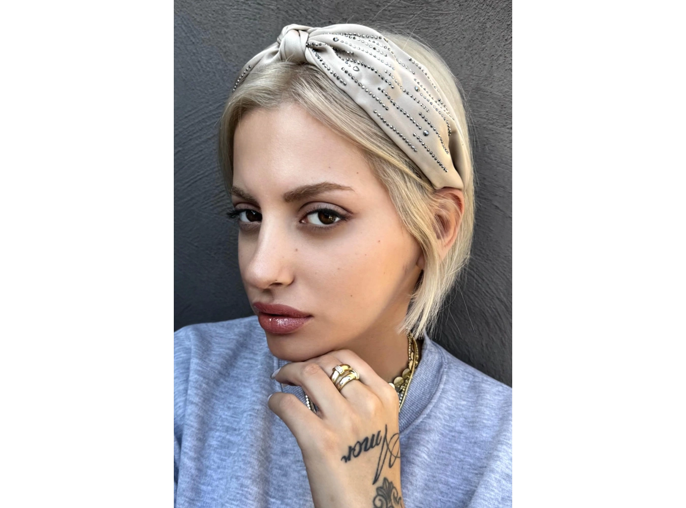 Krem Renk Düğüm Detaylı Taşlı Taç