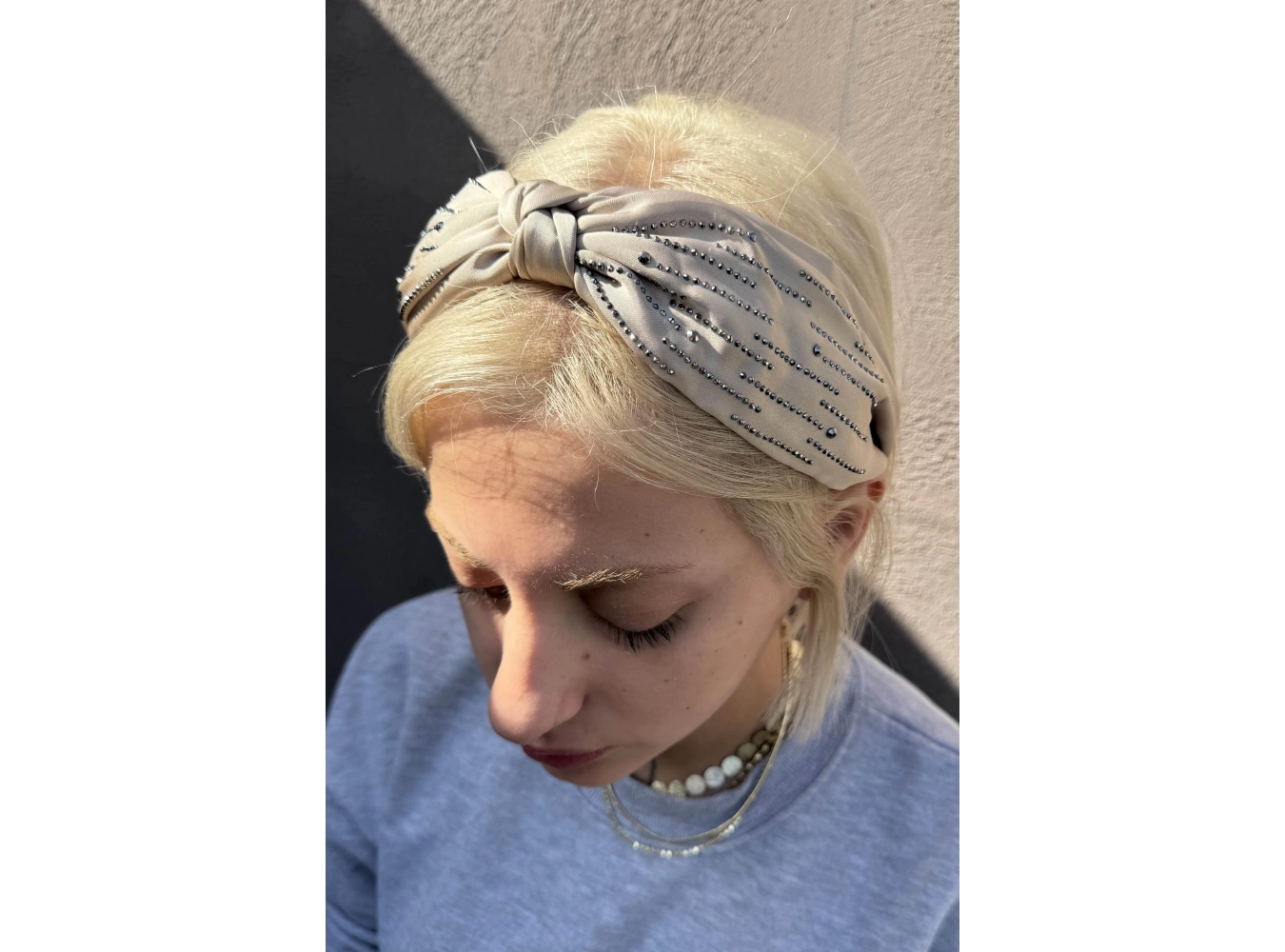 Krem Renk Düğüm Detaylı Taşlı Taç