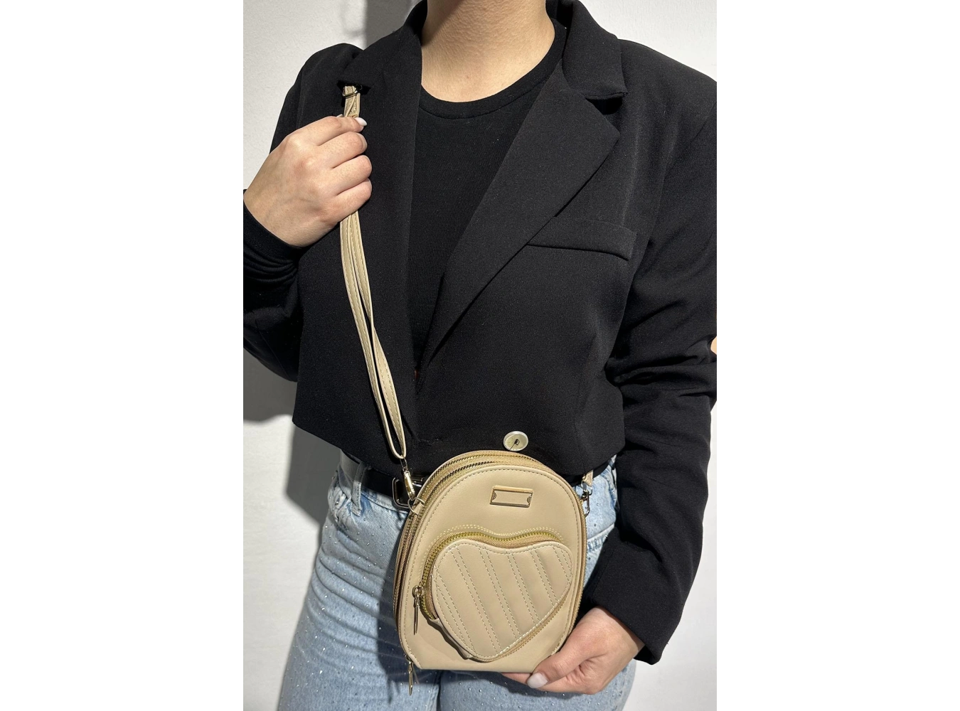 Krem Renk Kalp Detaylı Deri Kadın Çanta