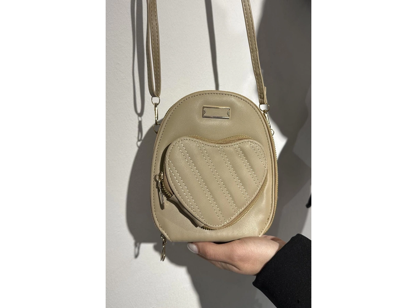 Krem Renk Kalp Detaylı Deri Kadın Çanta