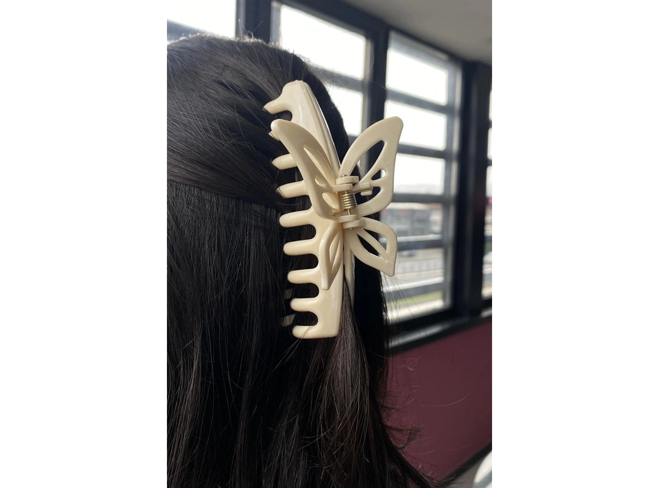 Krem Renk Kelebek Figürlü Kemik Mandal Toka