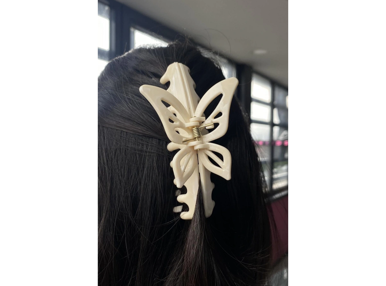 Krem Renk Kelebek Figürlü Kemik Mandal Toka