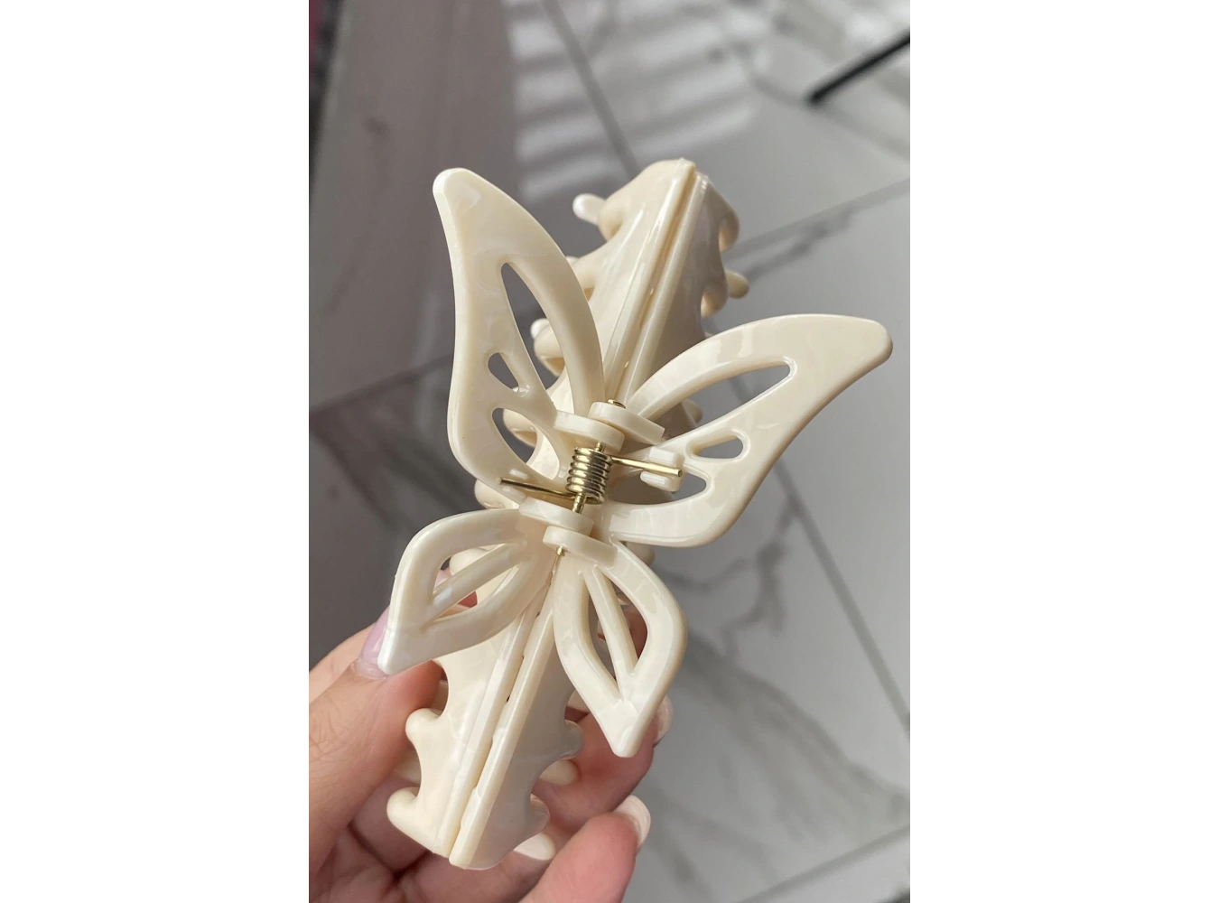 Krem Renk Kelebek Figürlü Kemik Mandal Toka