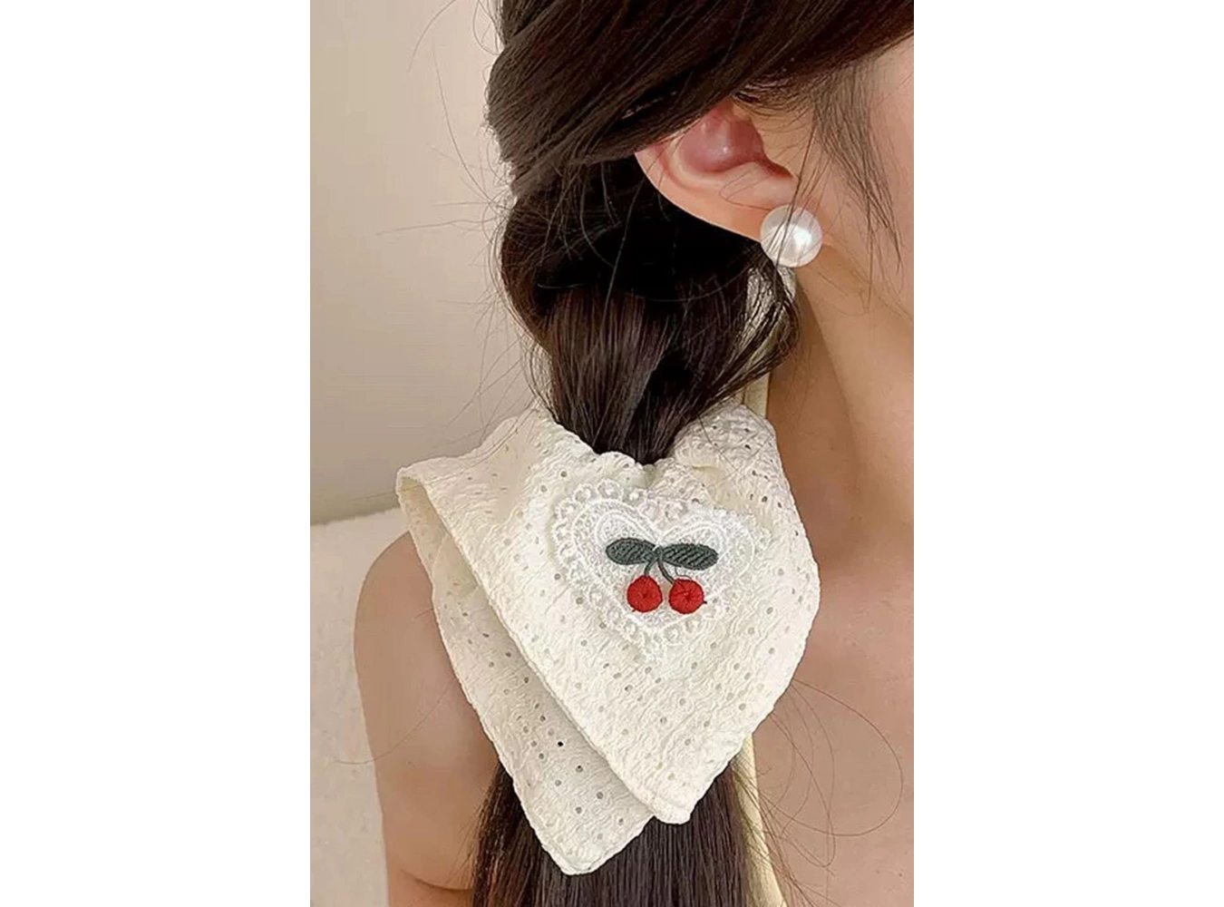 Krem Renk Kiraz Figürlü Simit Toka