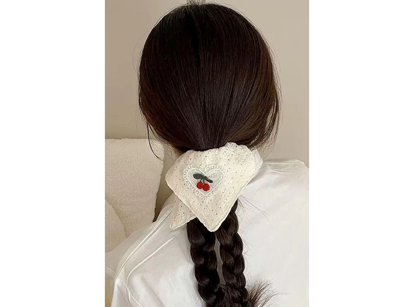 Krem Renk Kiraz Figürlü Simit Toka