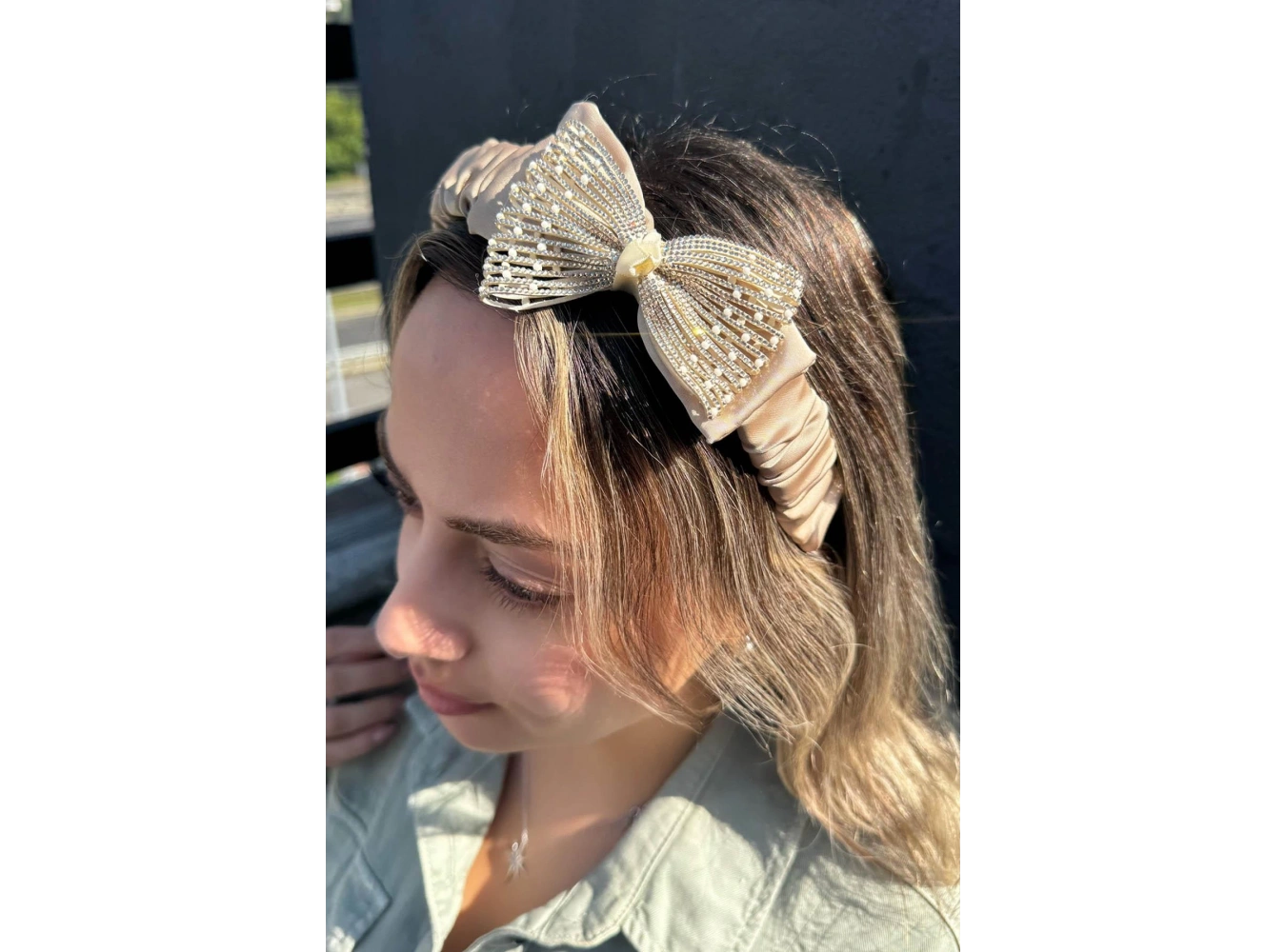 Krem Renk Kurdele Detaylı Taç