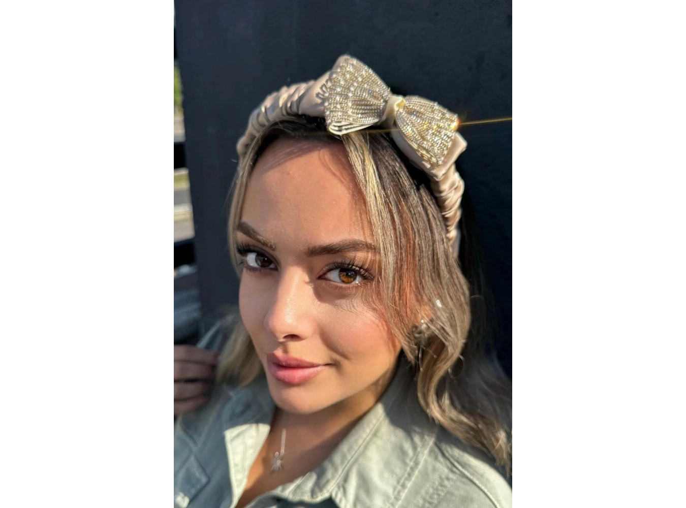 Krem Renk Kurdele Detaylı Taç