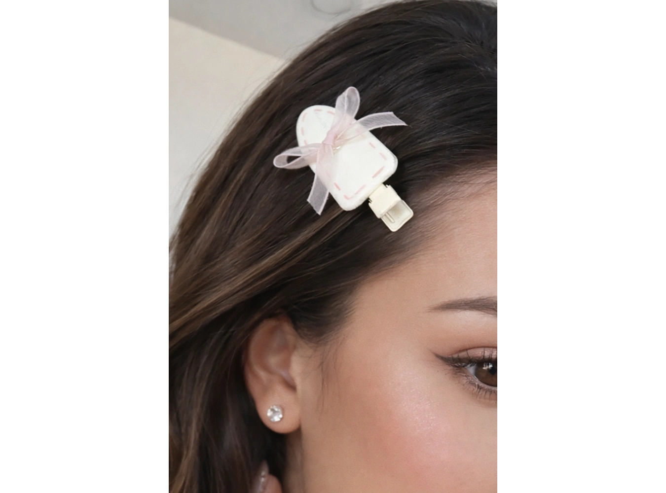 Krem Renk Kurdele Detaylı Yan Toka