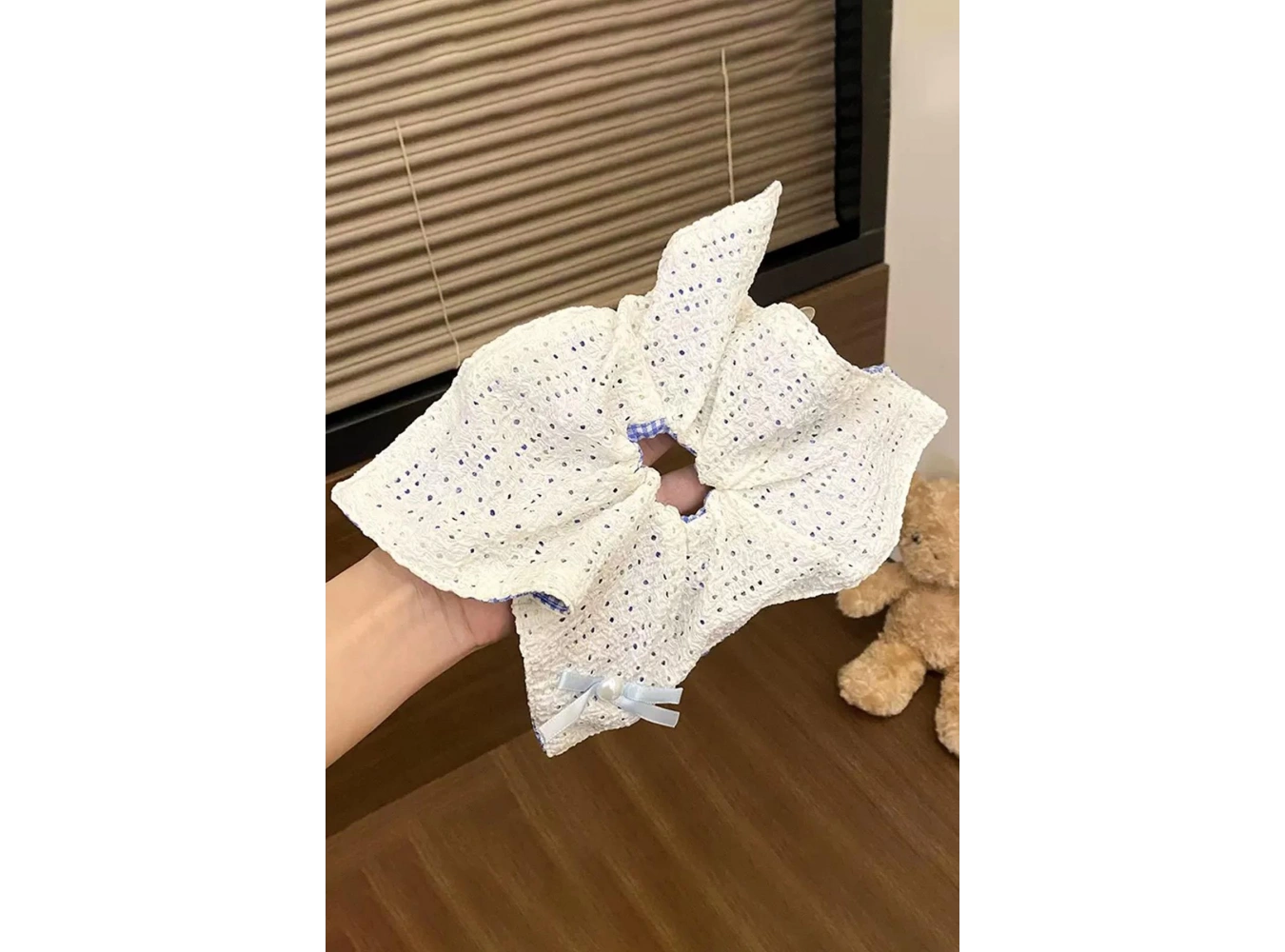 Krem Renk Kurdele Figürlü Simit Toka