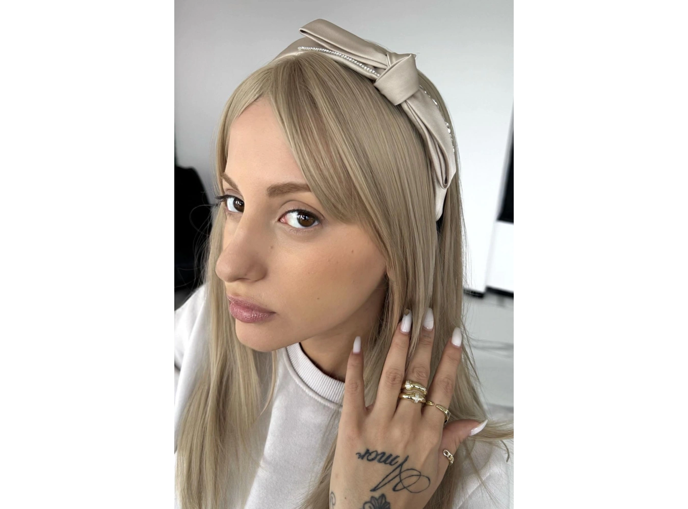 Krem Renk Kurdele Figürlü Taş Detaylı Taç