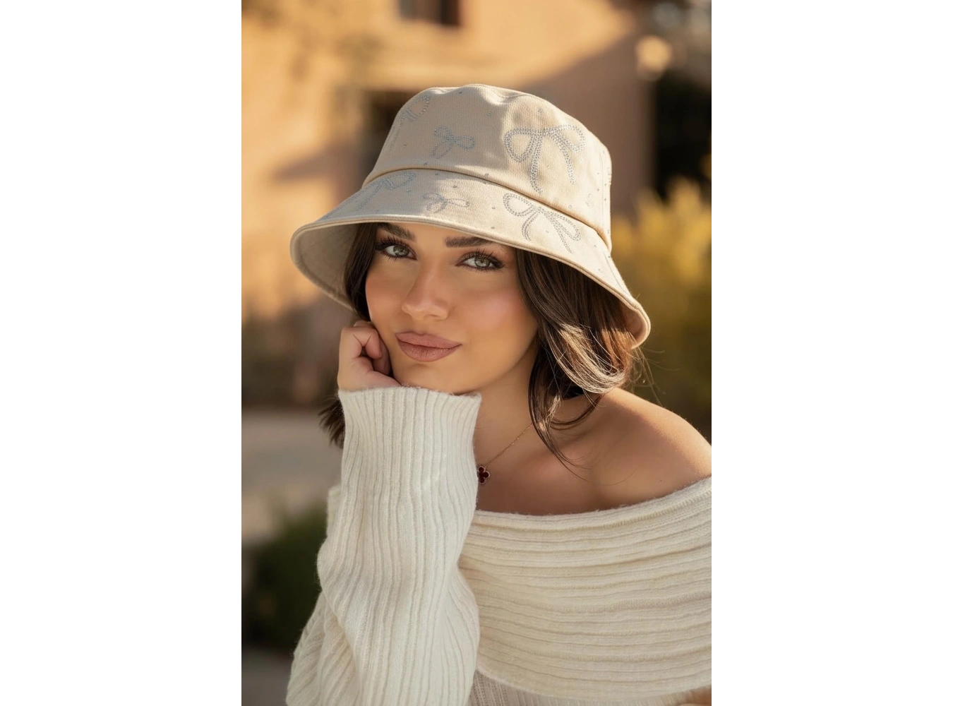 Krem Renk Kurdele Figürlü Taş Detaylı Tasarım Şapka