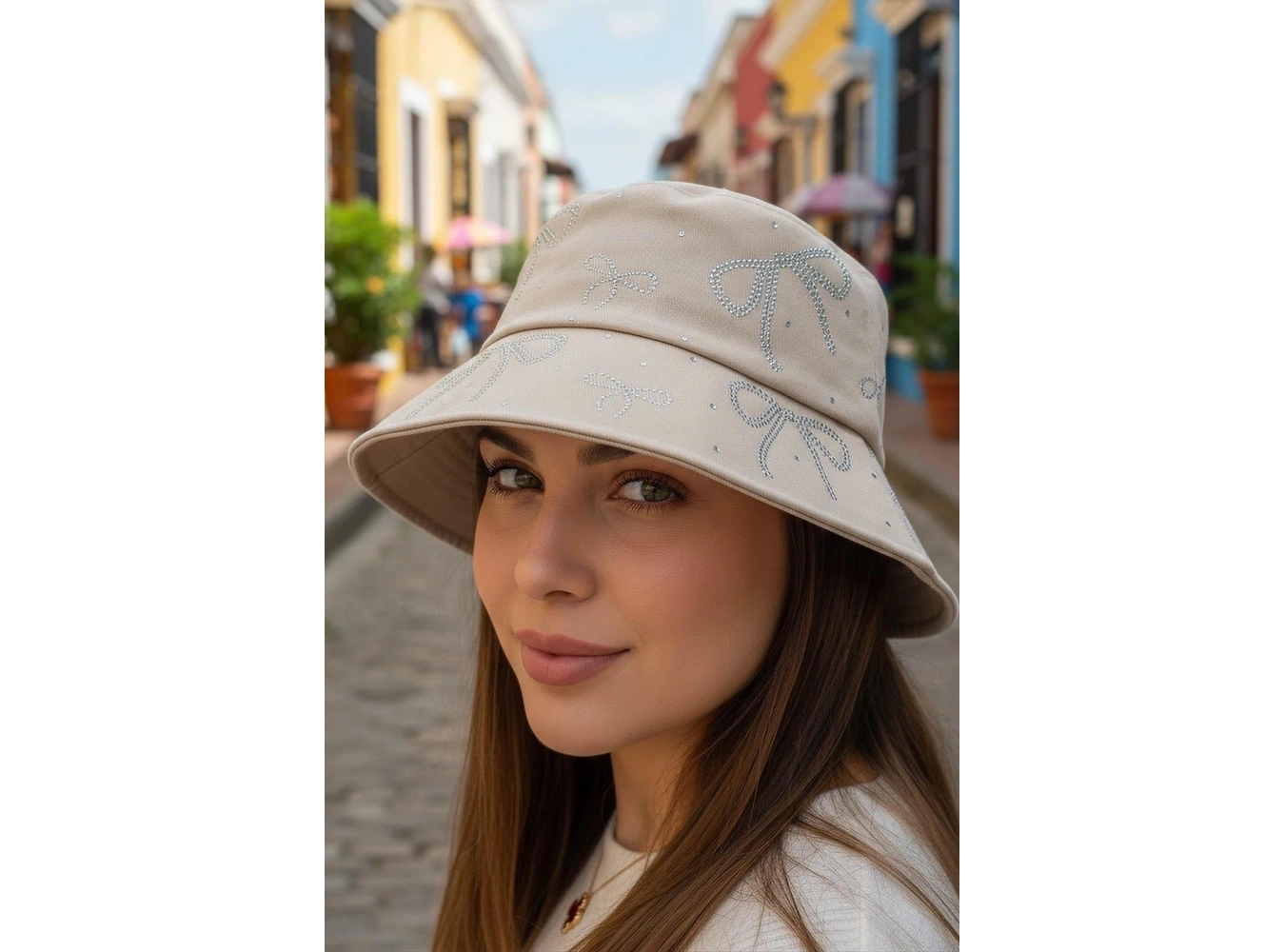 Krem Renk Kurdele Figürlü Taş Detaylı Tasarım Şapka