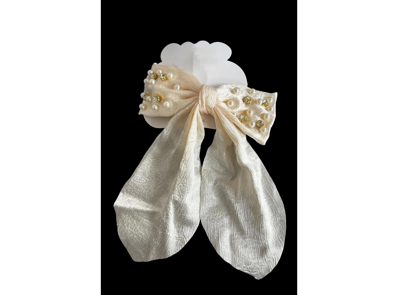 Krem Renk Kurdele Figürlü Taş Ve İnci  Detaylı Otomat Toka