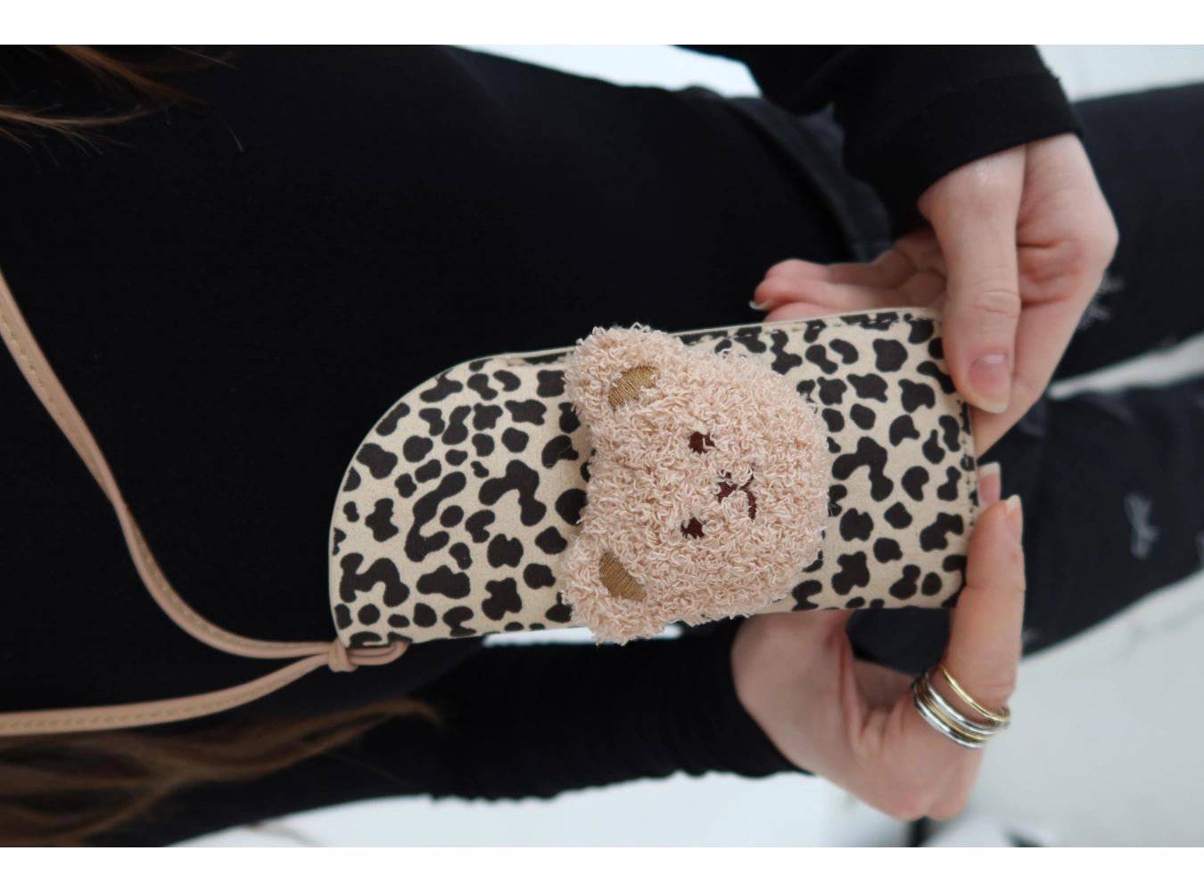 Krem Renk Leopar Desenli Ayıcık Figürlü Boyundan Asmalı Gözlük Kılıfı