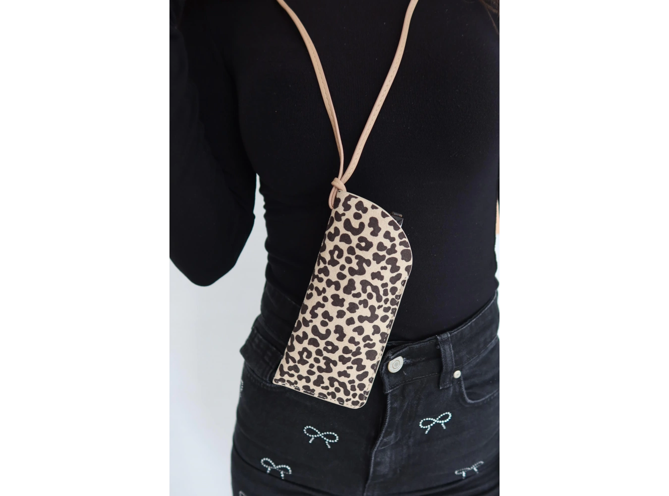 Krem Renk Leopar Desenli Boyundan Asmalı Gözlük Kılıfı