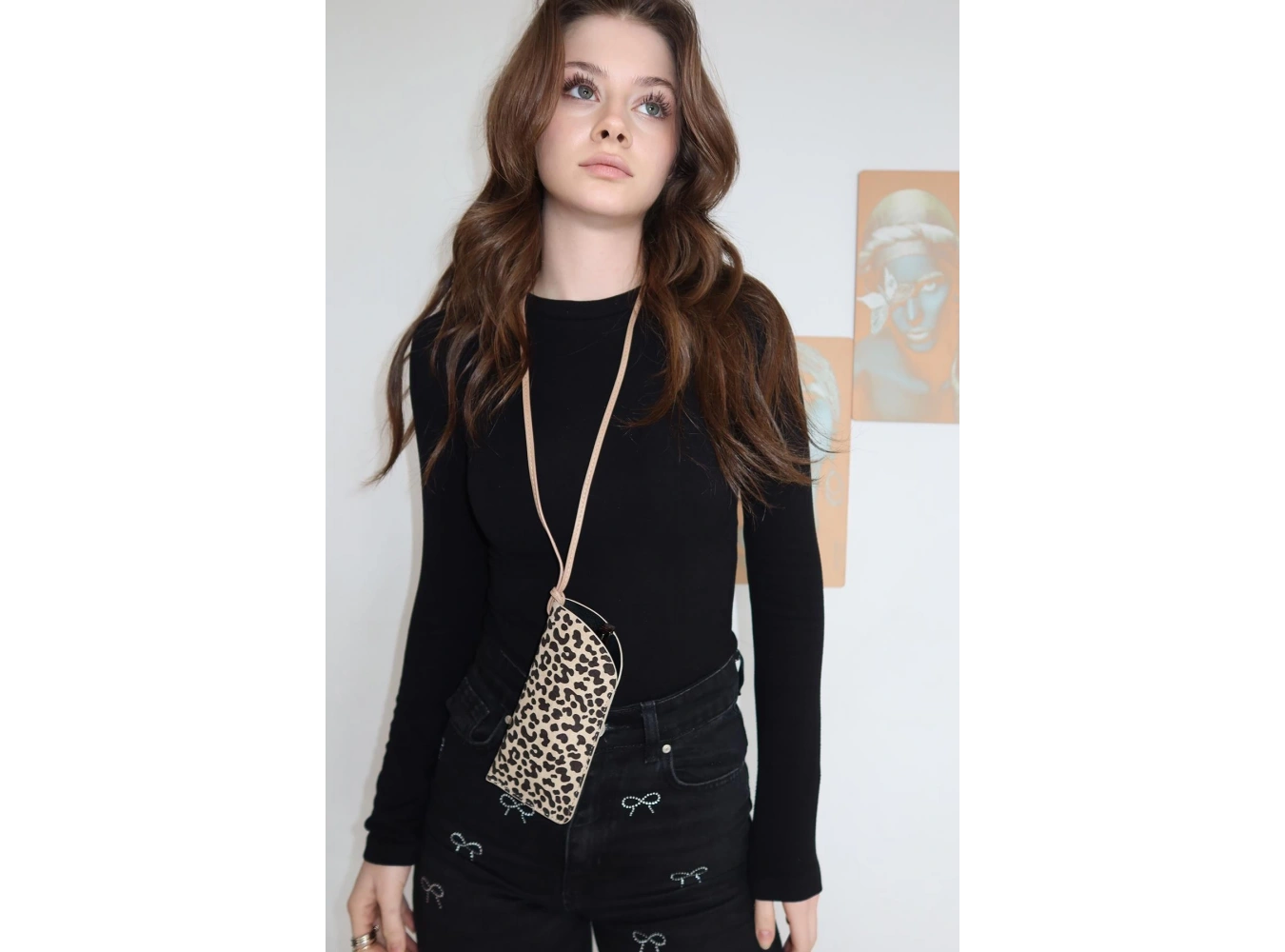 Krem Renk Leopar Desenli Boyundan Asmalı Gözlük Kılıfı