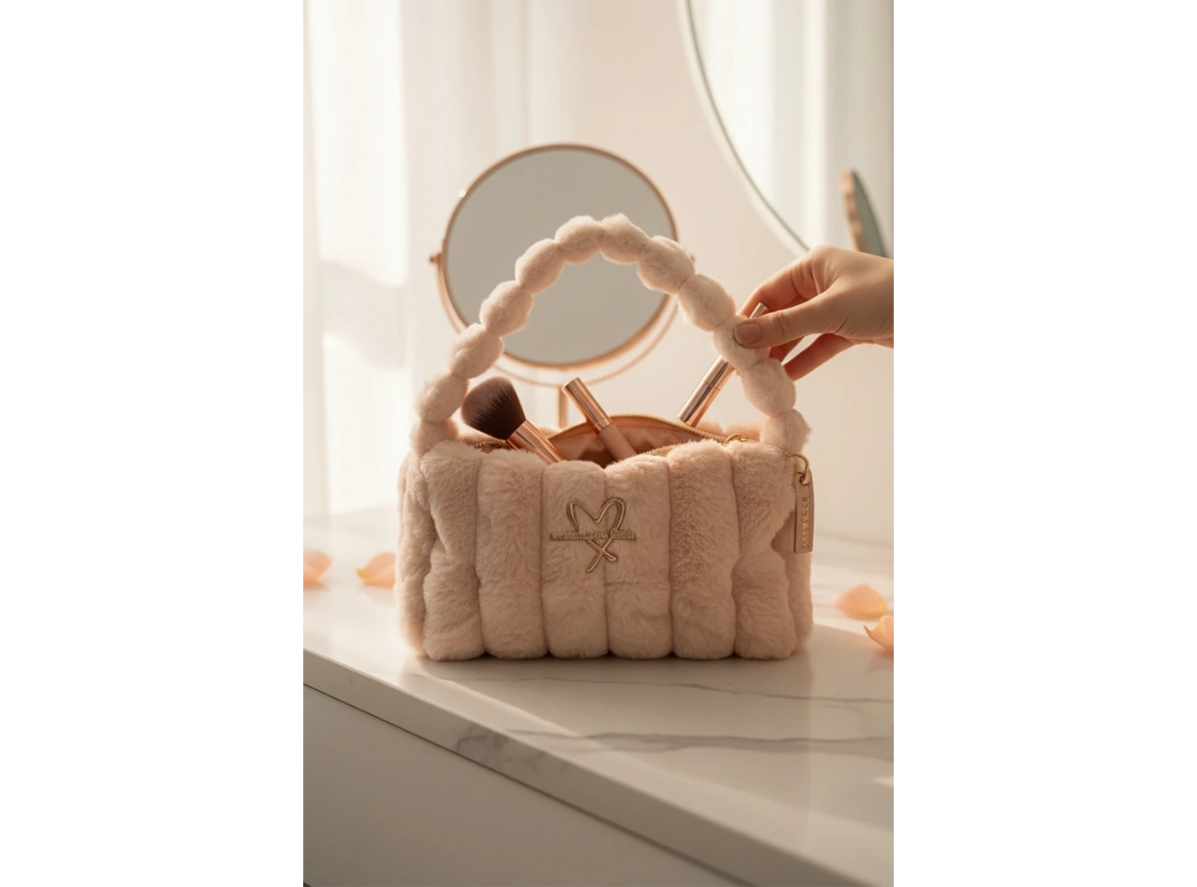 Krem Renk Peluş Makyaj Çantası