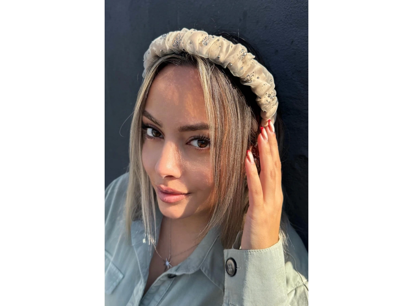 Krem Renk Taş Detaylı Büzgülü Taç