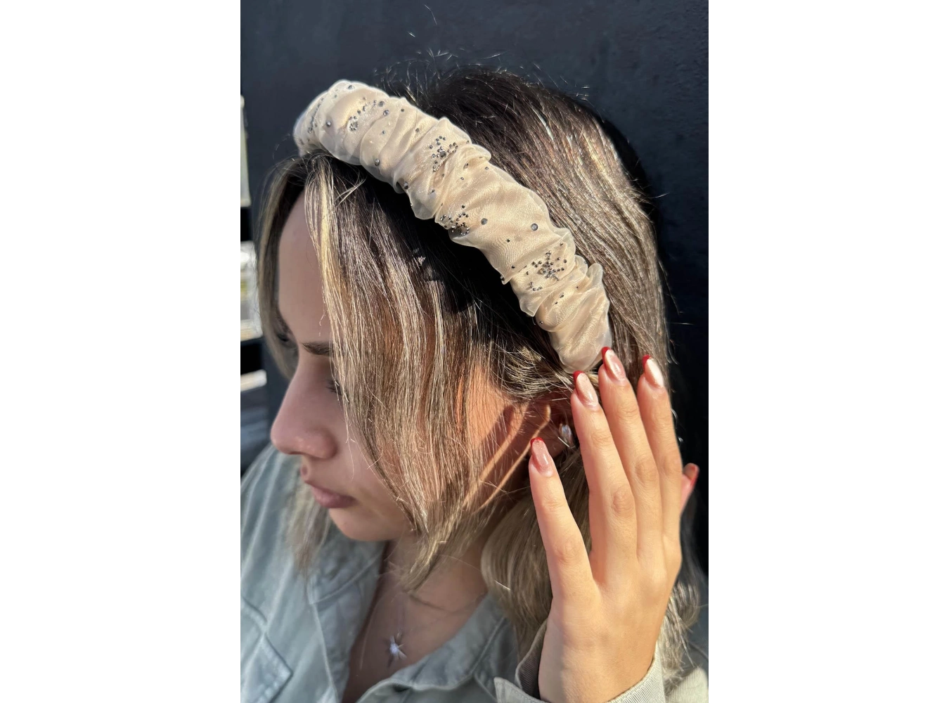 Krem Renk Taş Detaylı Büzgülü Taç