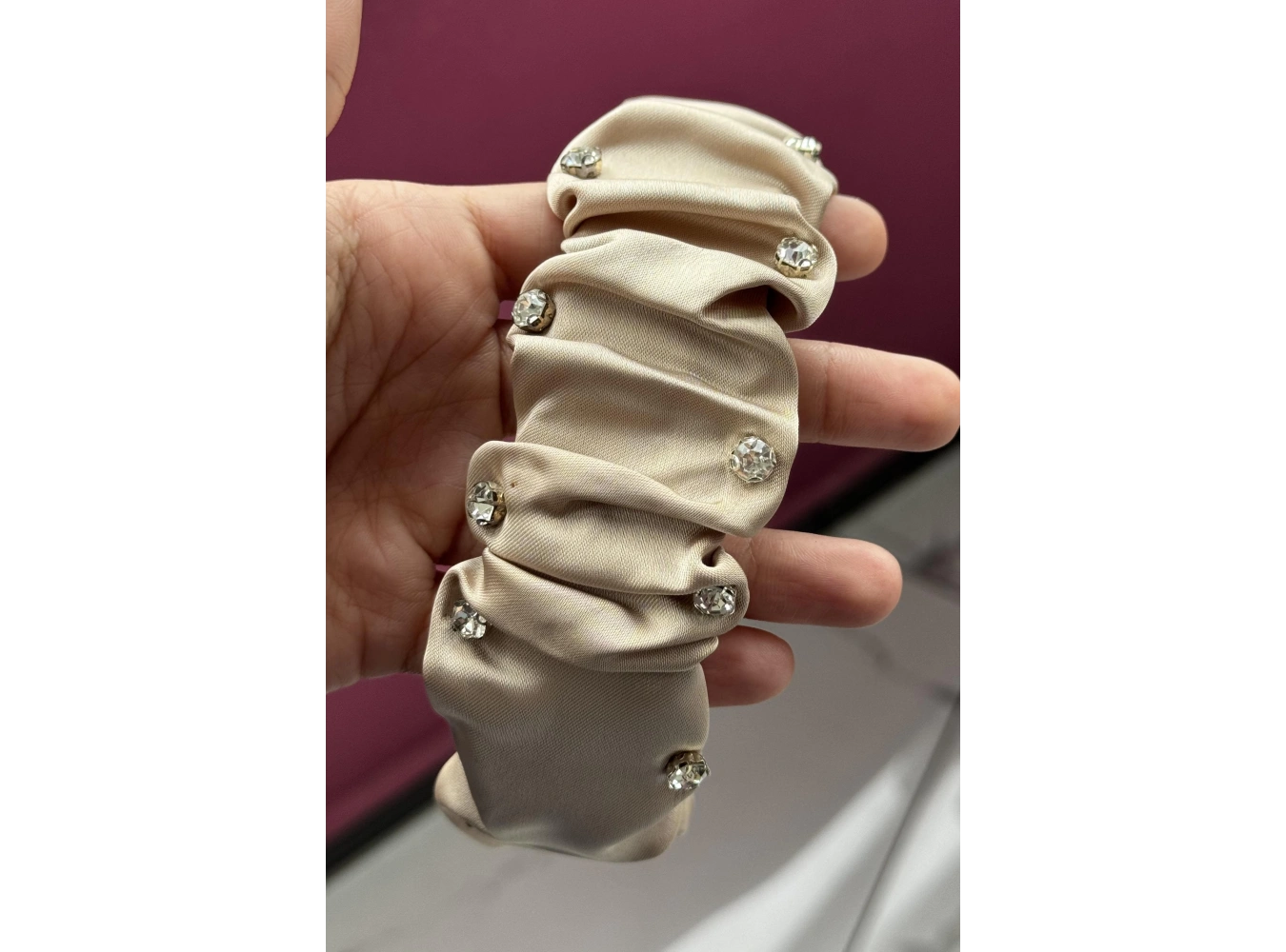 Krem Renk Taş Detaylı Saten Taç