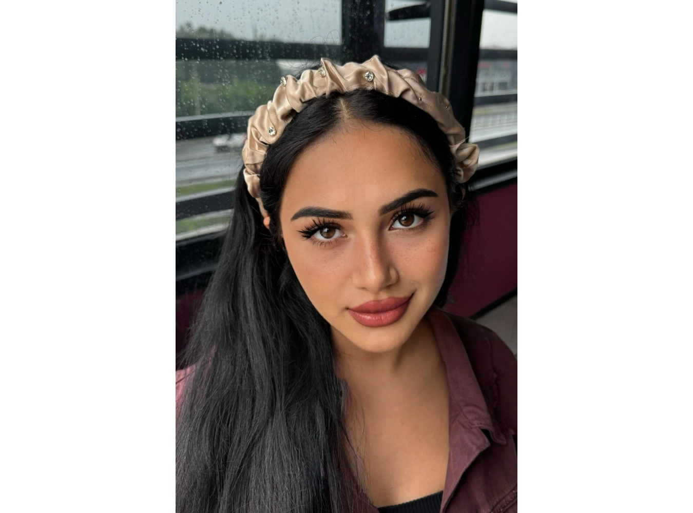 Krem Renk Taş Detaylı Saten Taç