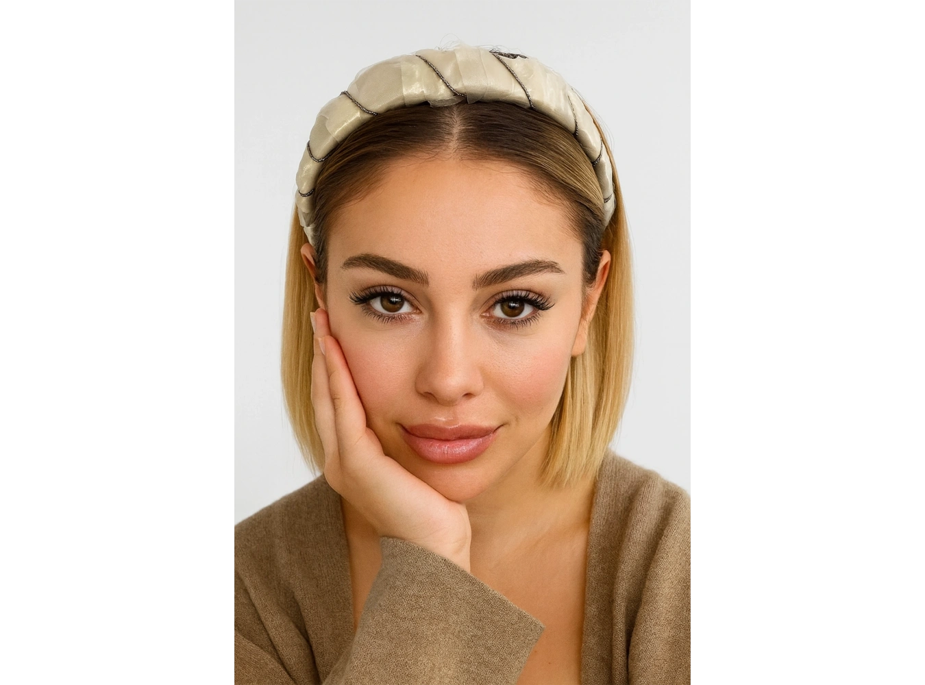 Krem Renk Taş Detaylı Taç