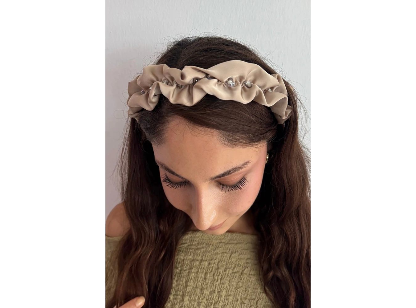 Krem Renk Taş Detaylı Taç