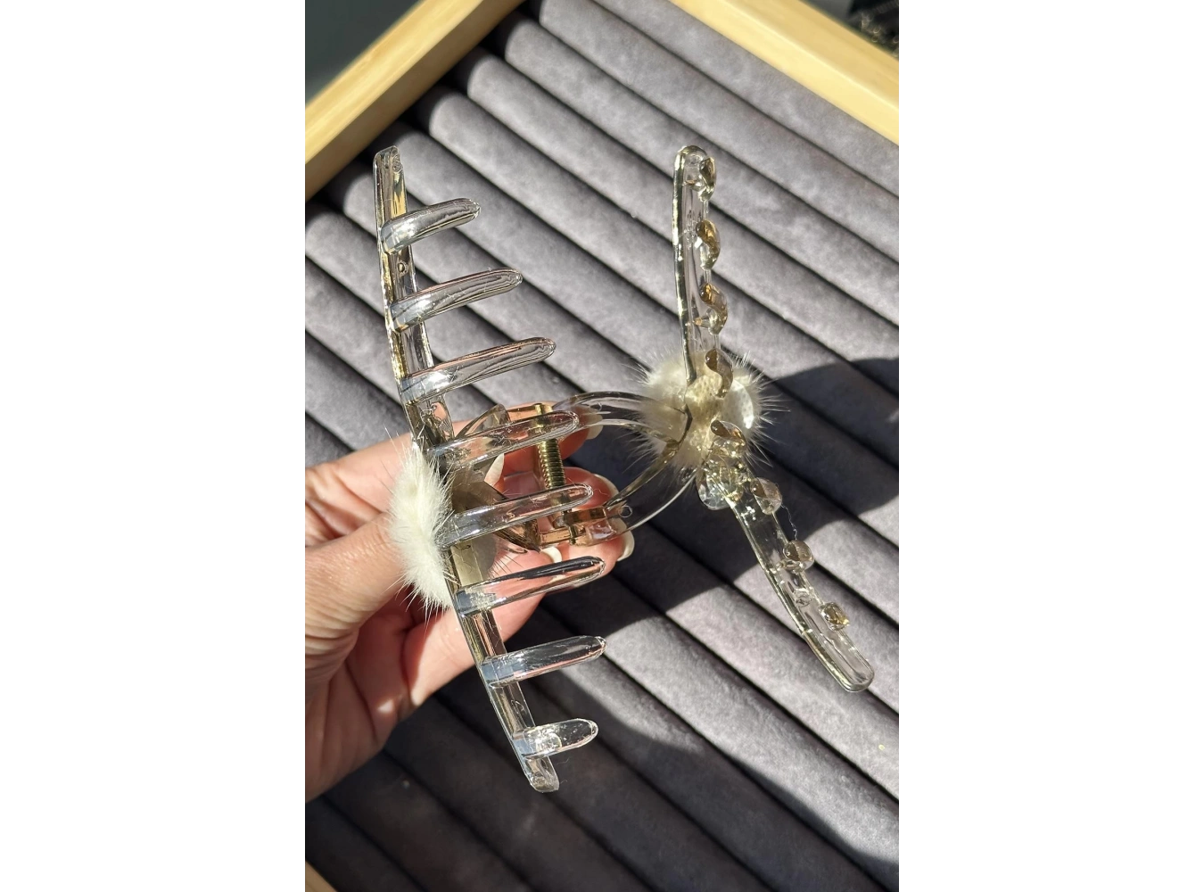 Krem Renk Taş Ve Peluş Detaylı Mandal Toka