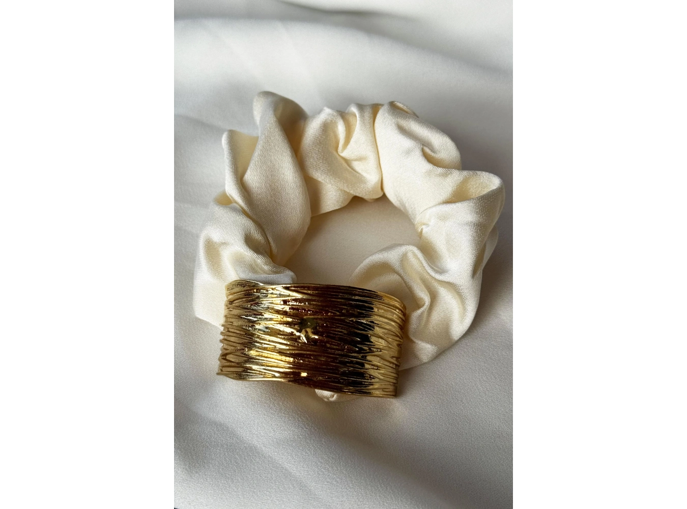 Krem Ve Altın Renk Metal Detaylı Simit Toka