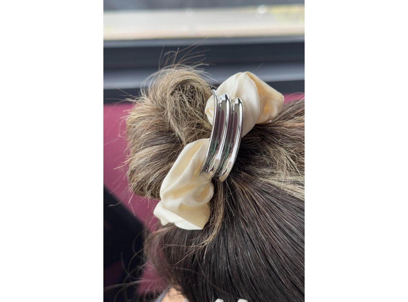 Krem Ve Gümüş Renk Metal Detaylı Simit Toka