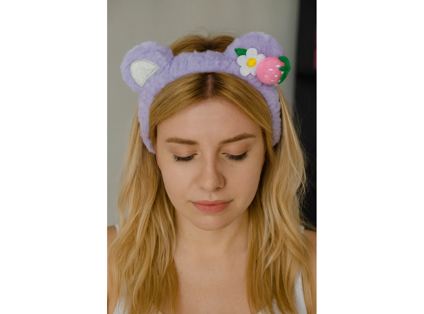 Lila Renk Çiçek Ve Çilek Figürlü Kulak Detaylı Peluş Saç Bandı