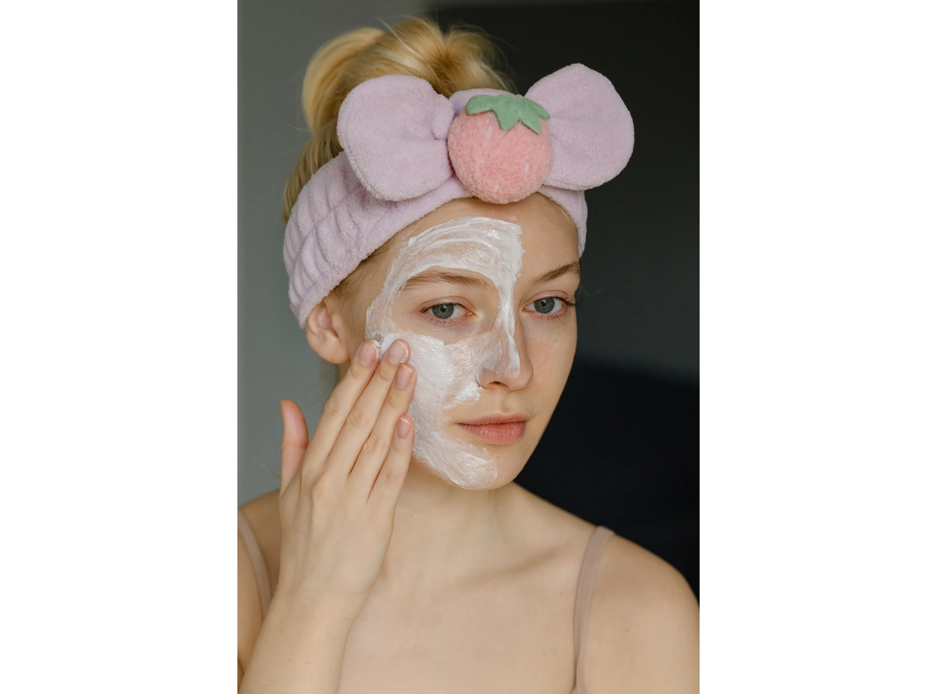 Lila Renk Çilek Figürlü Peluş Saç Bandı