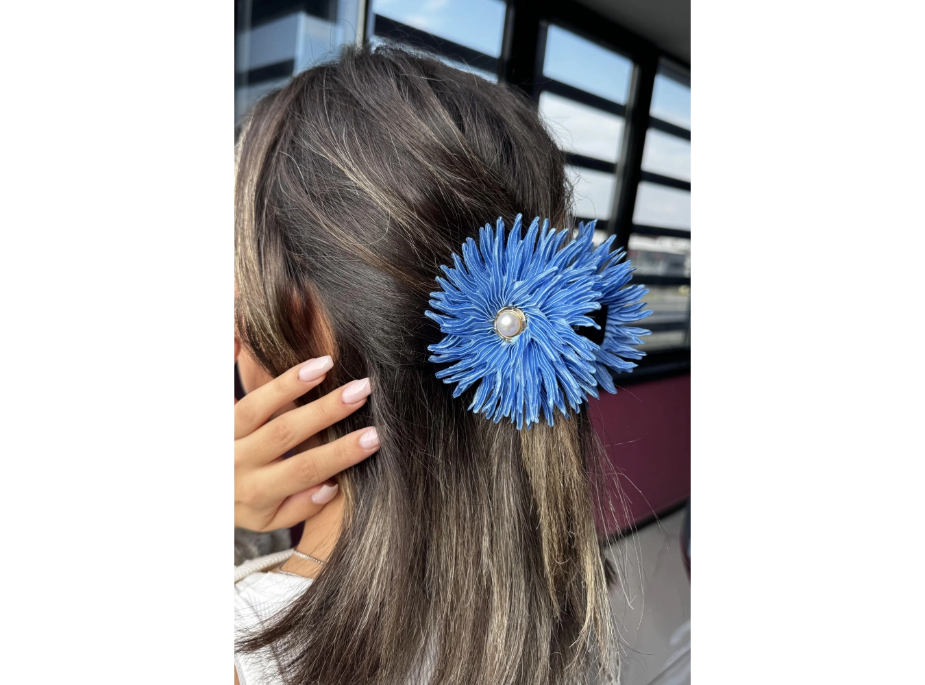 Mavi Renk Çiçek Figürlü İnci Detaylı Mandal Toka