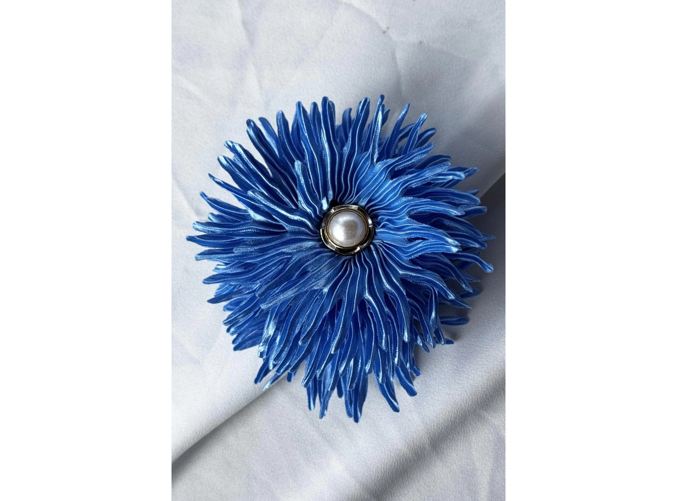 Mavi Renk Çiçek Figürlü İnci Detaylı Mandal Toka