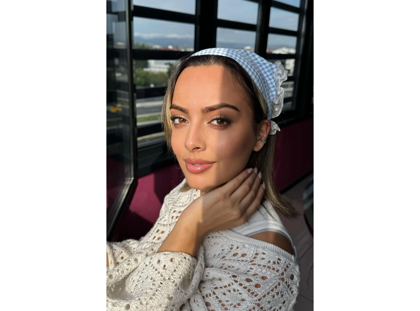 Mavi Renk Fular Detaylı Potikare Desenli Taç