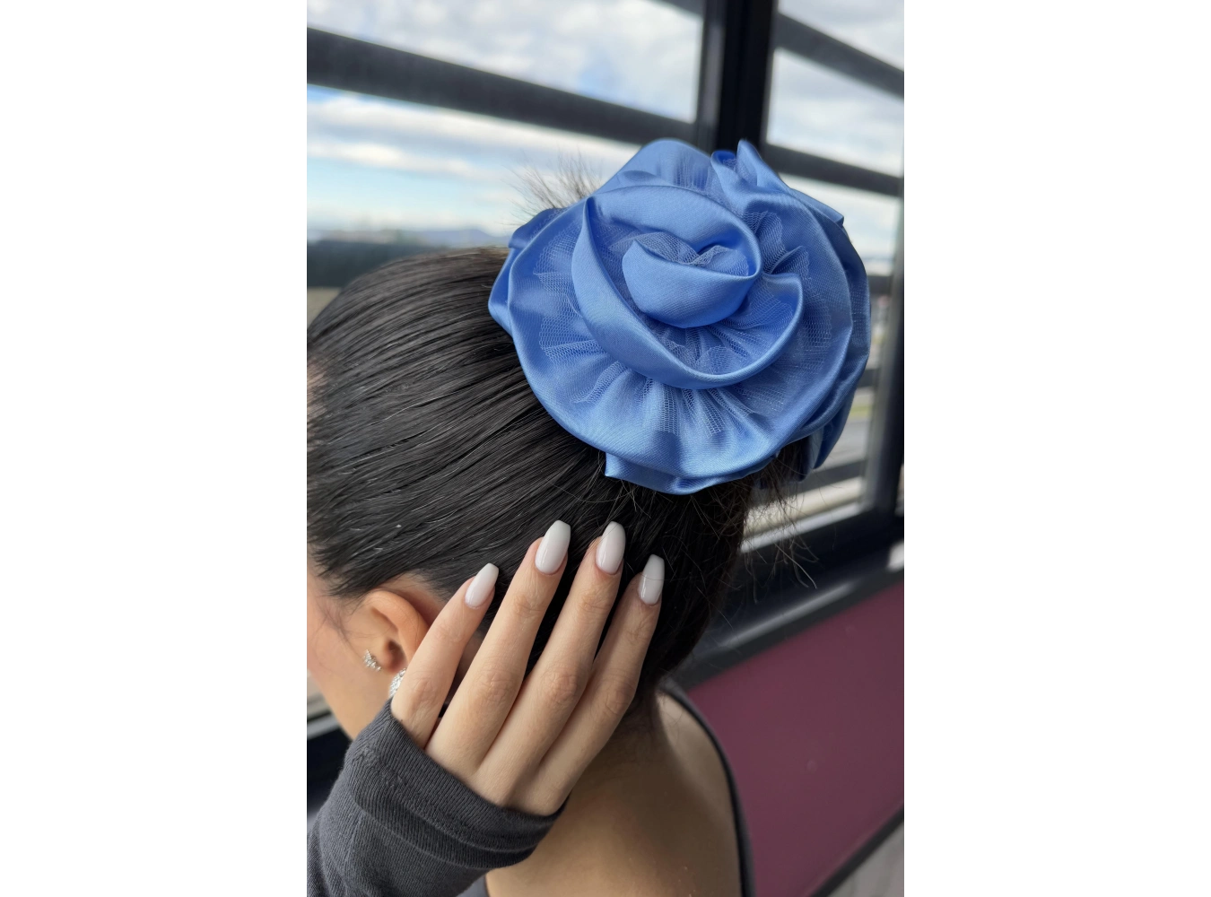 Mavi Renk Gül Detaylı Mandal Toka