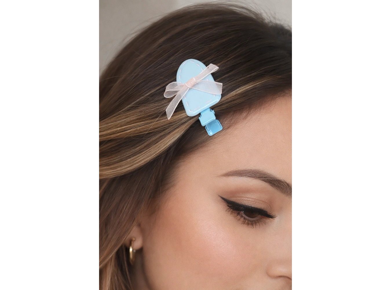 Mavi Renk Kurdele Detaylı Yan Toka