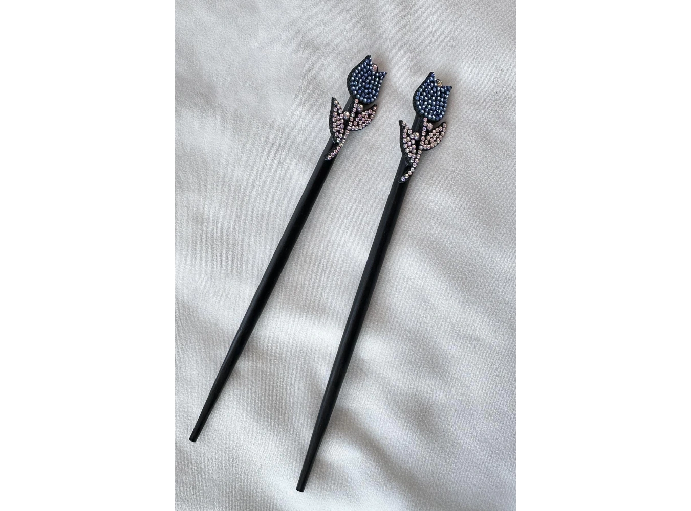 Mavi Renk Lale Figürlü Taş Detaylı Topuz Tokası/ Kalemi