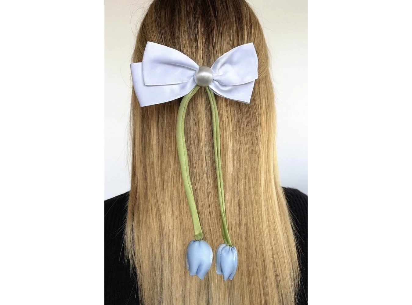 Mavi Ve Beyaz Renk Kurdele Detaylı Lale Figürlü Otomat Toka