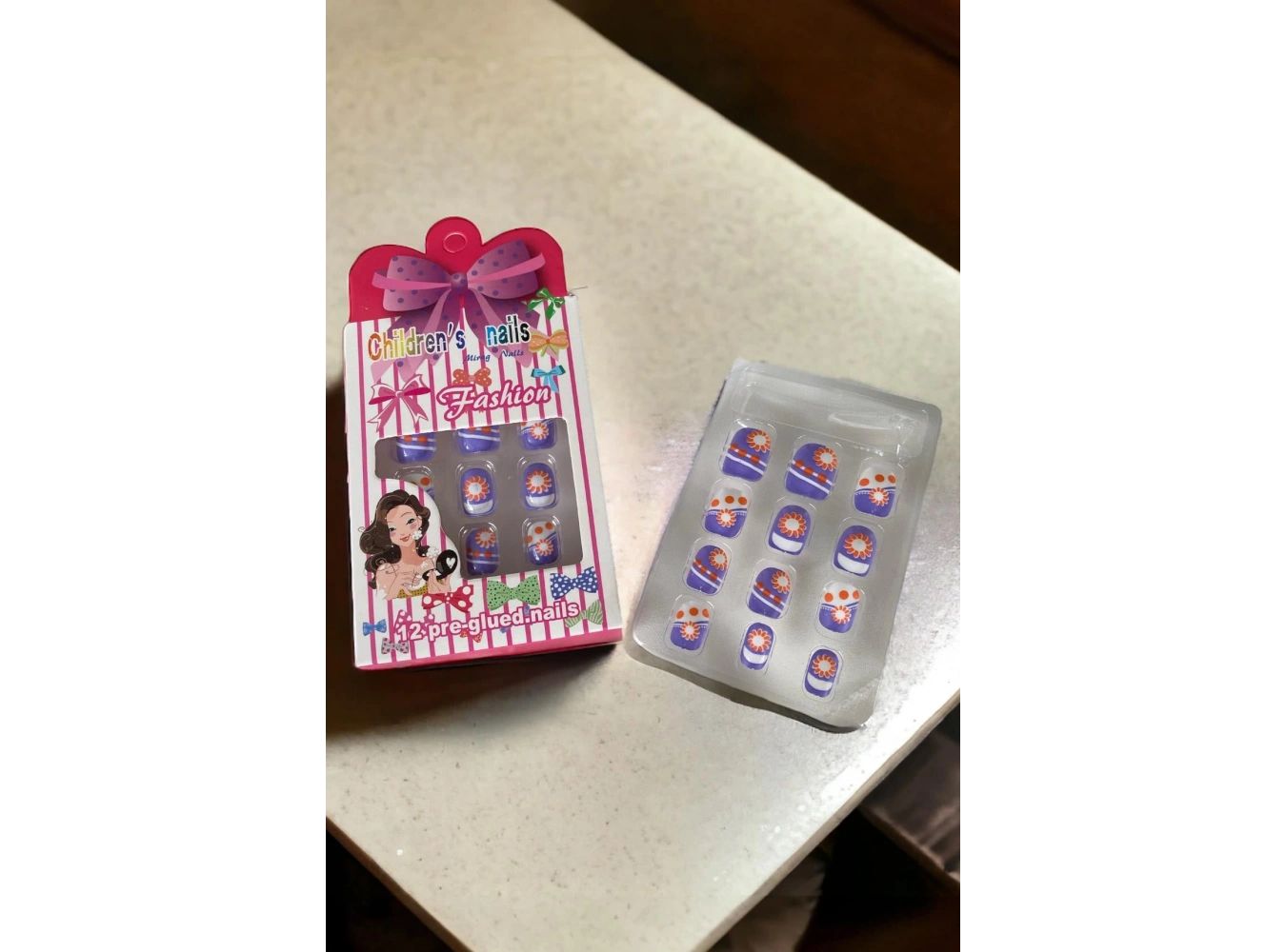 Mor Renk Çiçek Figürlü Çocuk Takma Tırnak