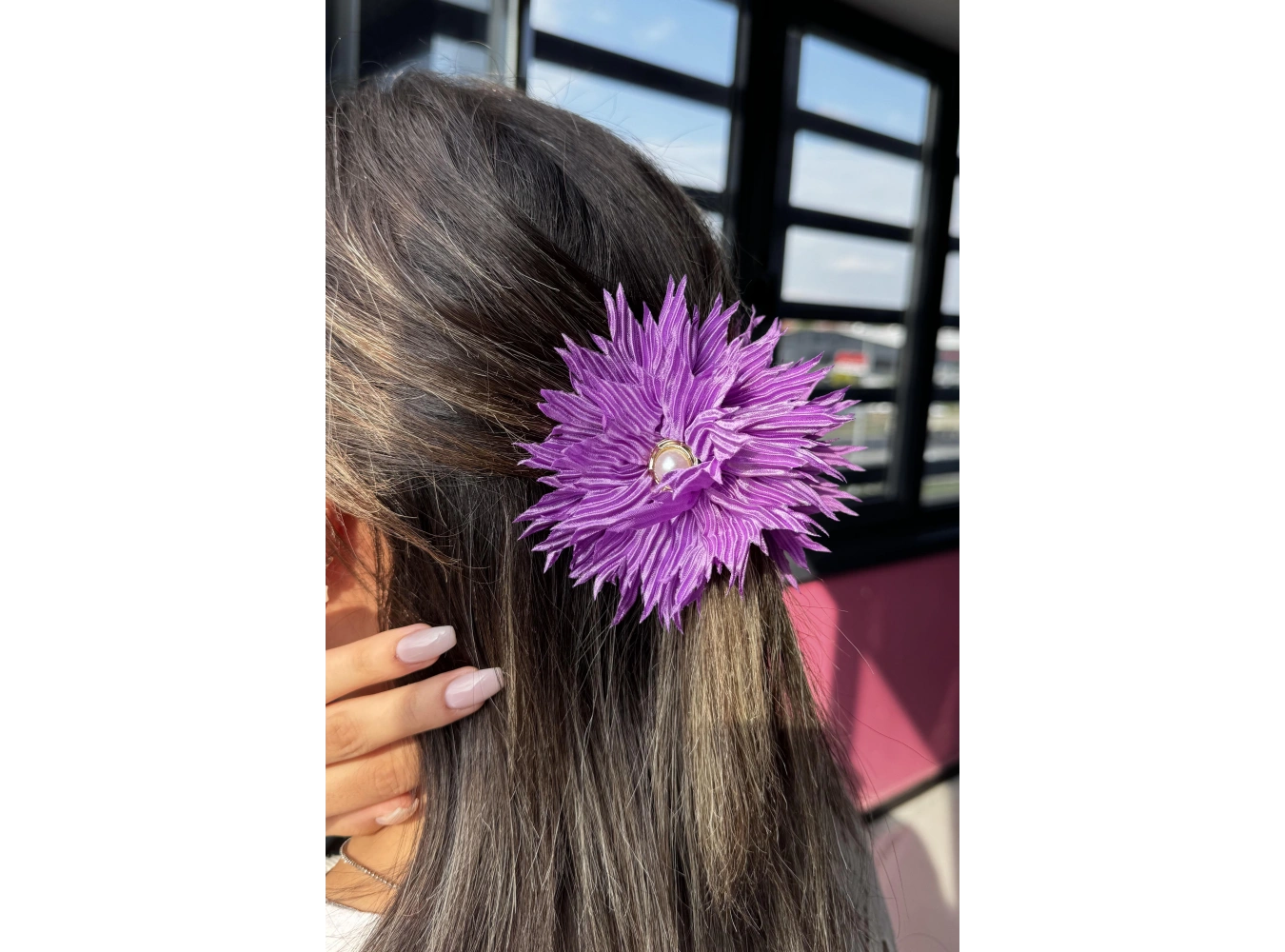 Mor Renk Çiçek Figürlü İnci Detaylı Mandal Toka