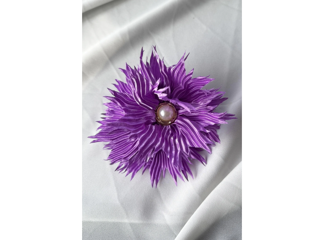 Mor Renk Çiçek Figürlü İnci Detaylı Mandal Toka