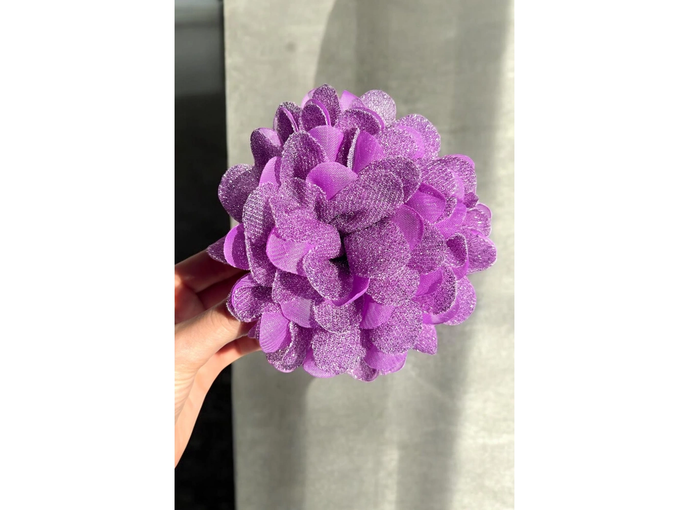 Mor Renk Çiçek Figürlü Sim Detaylı Mandal Toka