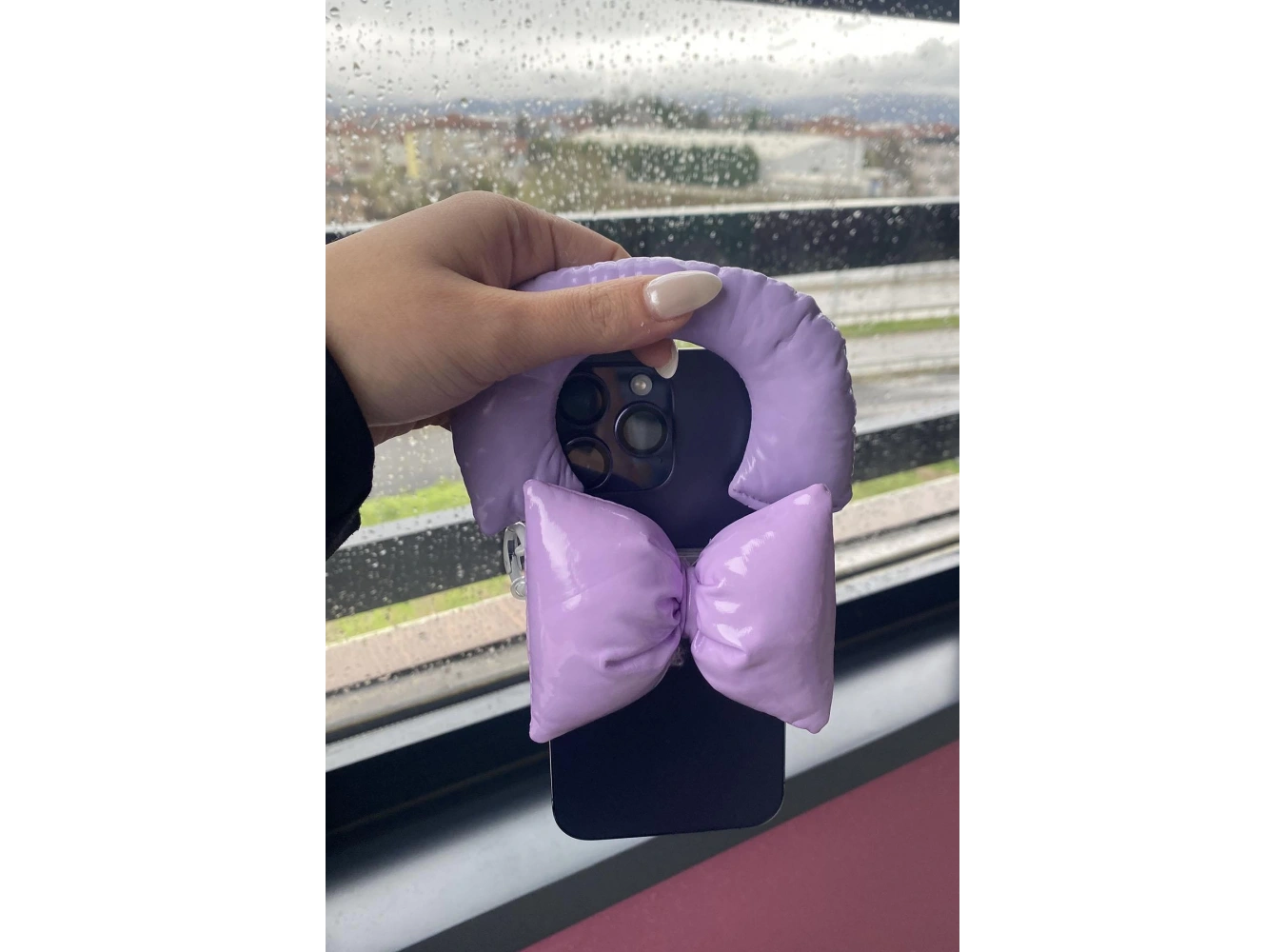 Mor Renk Fiyonk Figürlü Telefon Aksesuarı