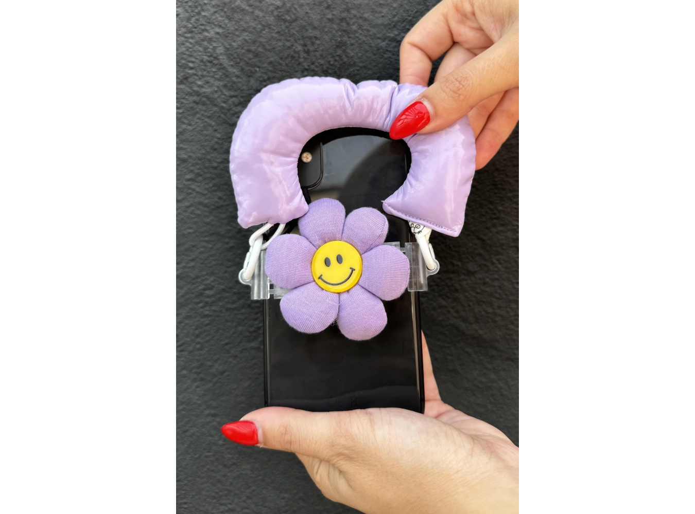 Mor Renk Papatya Figürlü Telefon Aksesuarı