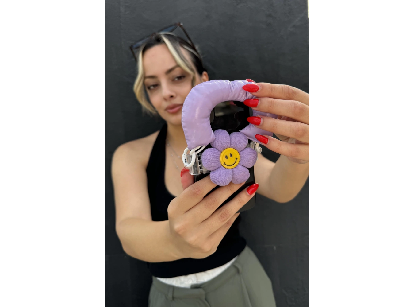 Mor Renk Papatya Figürlü Telefon Aksesuarı