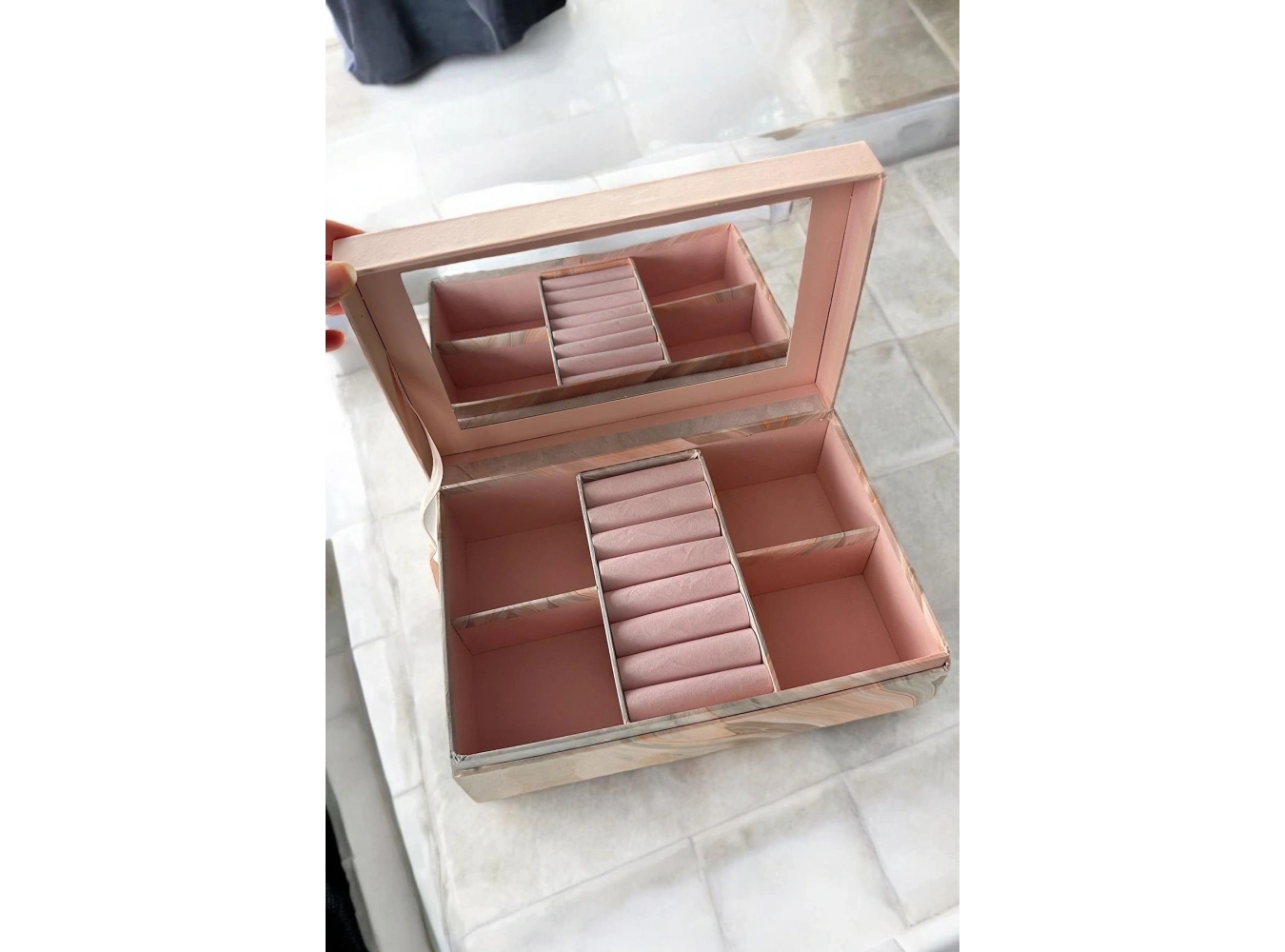 Pembe Renk Ayna Detaylı Takı Organizeri