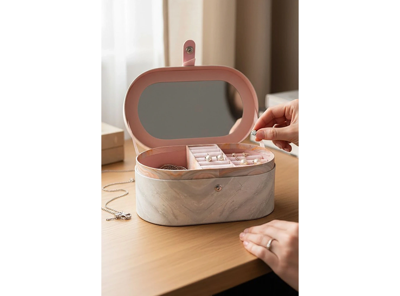 Pembe Renk Ayna Detaylı Takı Organizeri